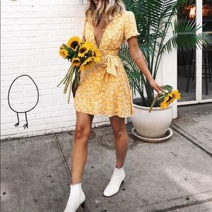 ❌SOLD❌ Lulu’s Yellow Floral Dress